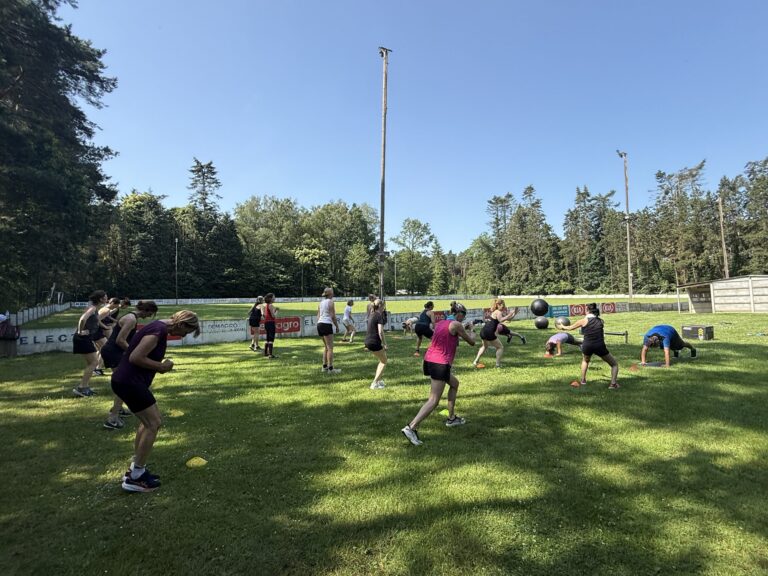 Groep deelnemers tijdens de bootcamp in Sint-Joris-Weert