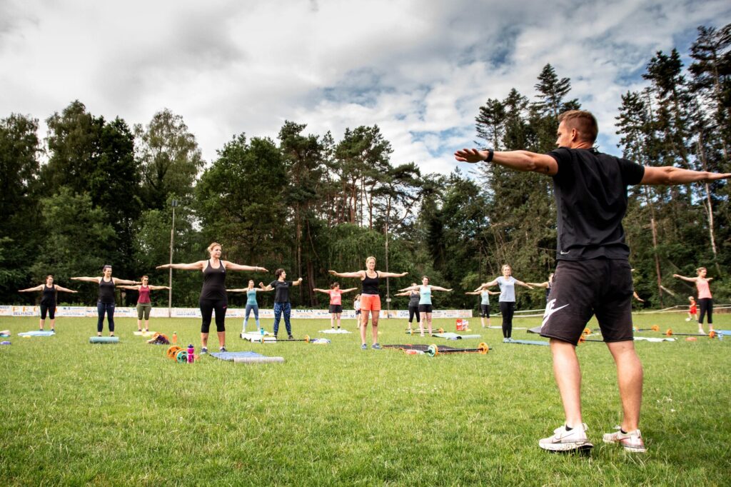 Coach Levi Taelman geeft een outdoor bootcamp aan een groep
