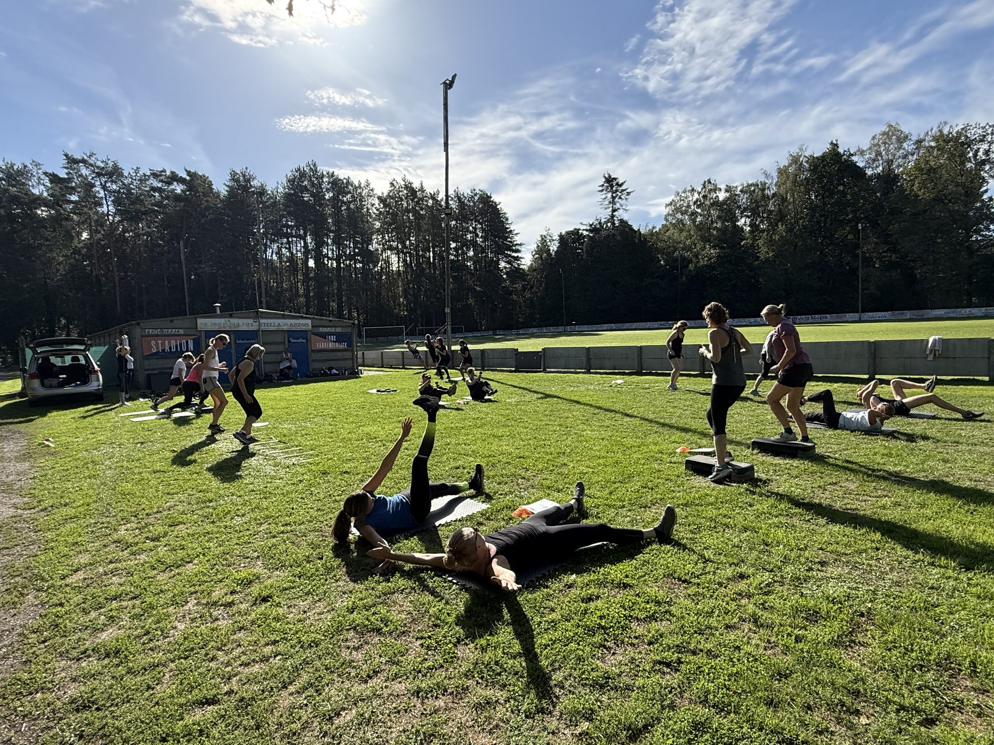 Oefeningen op een mat tijdens de bootcamp van LT Coaching