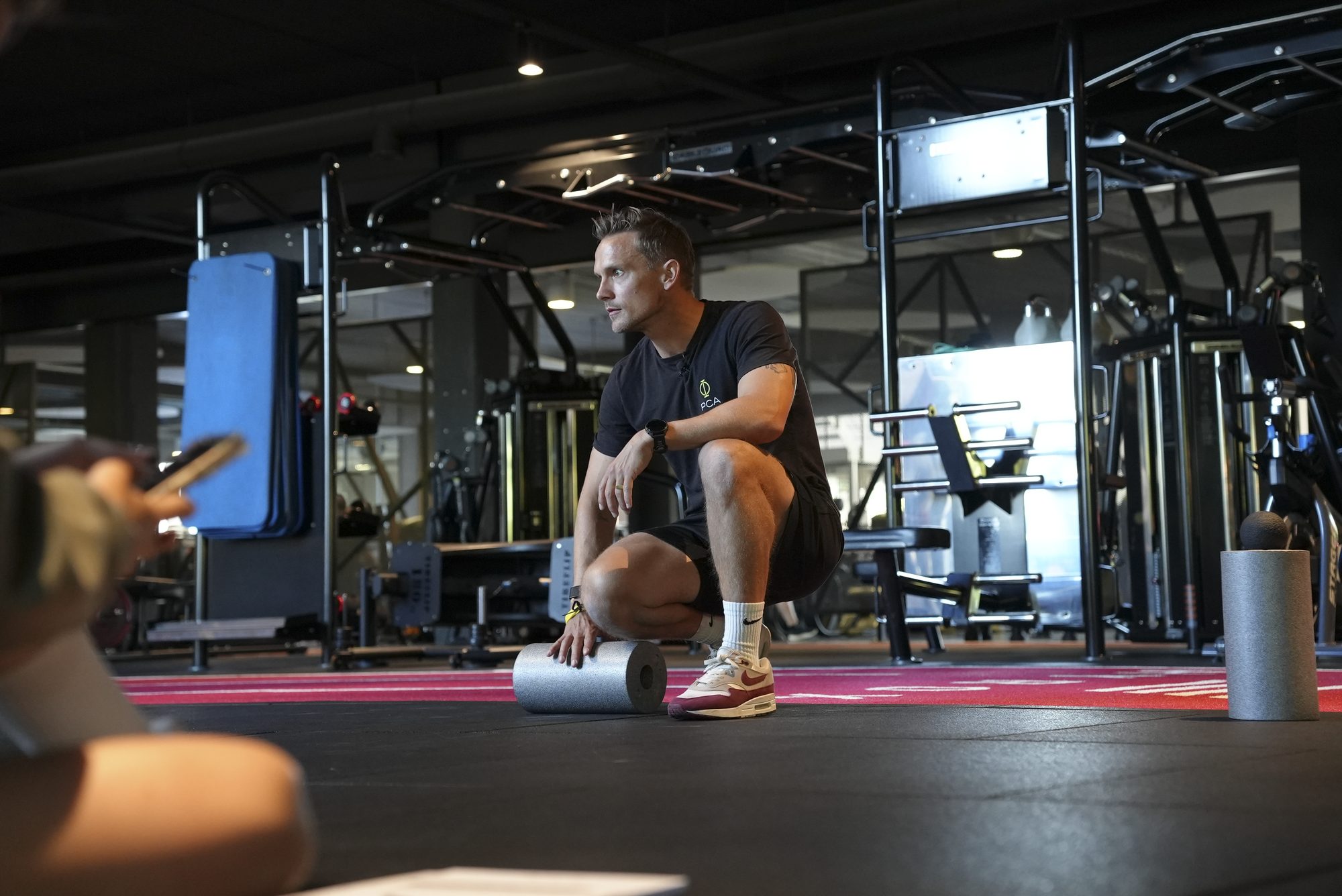 Levi Taelman toont een oefening met de foamroller