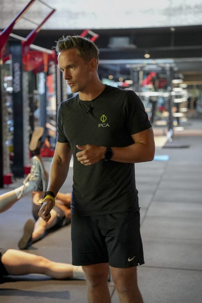 Personal coach Levi Taelman in de gym